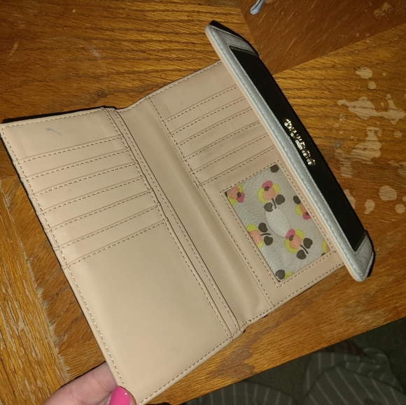 GUESS Wallet - Picture 3 of 3